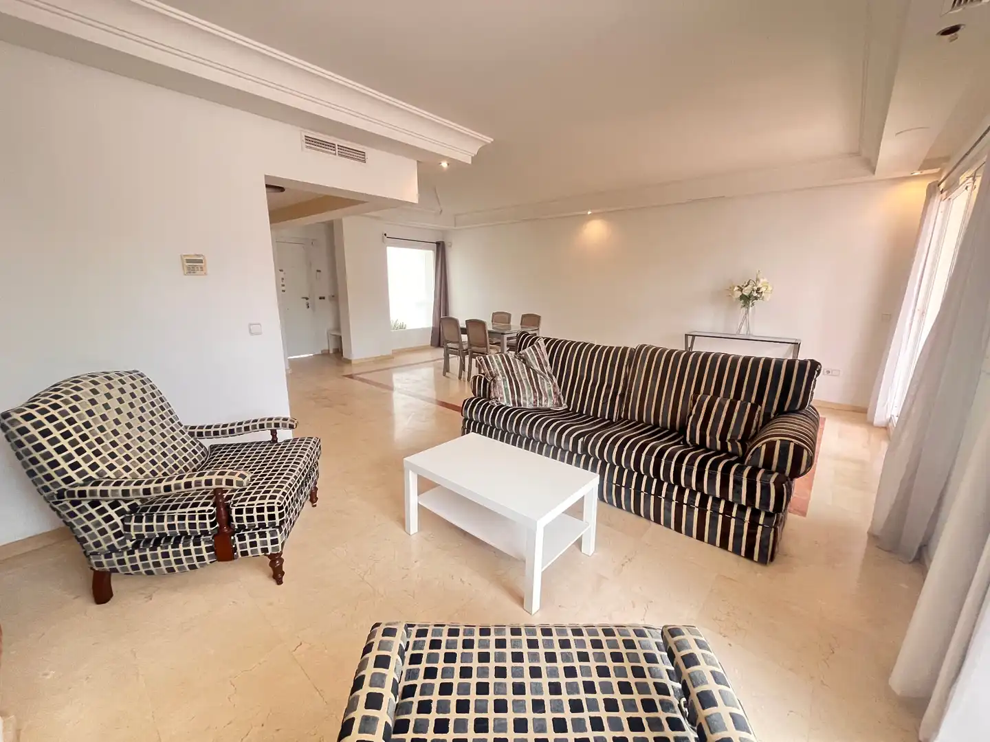 Sala d'estar de Casa adosada en venda en Marbella amb Jardí privat, Terrassa i Moblat