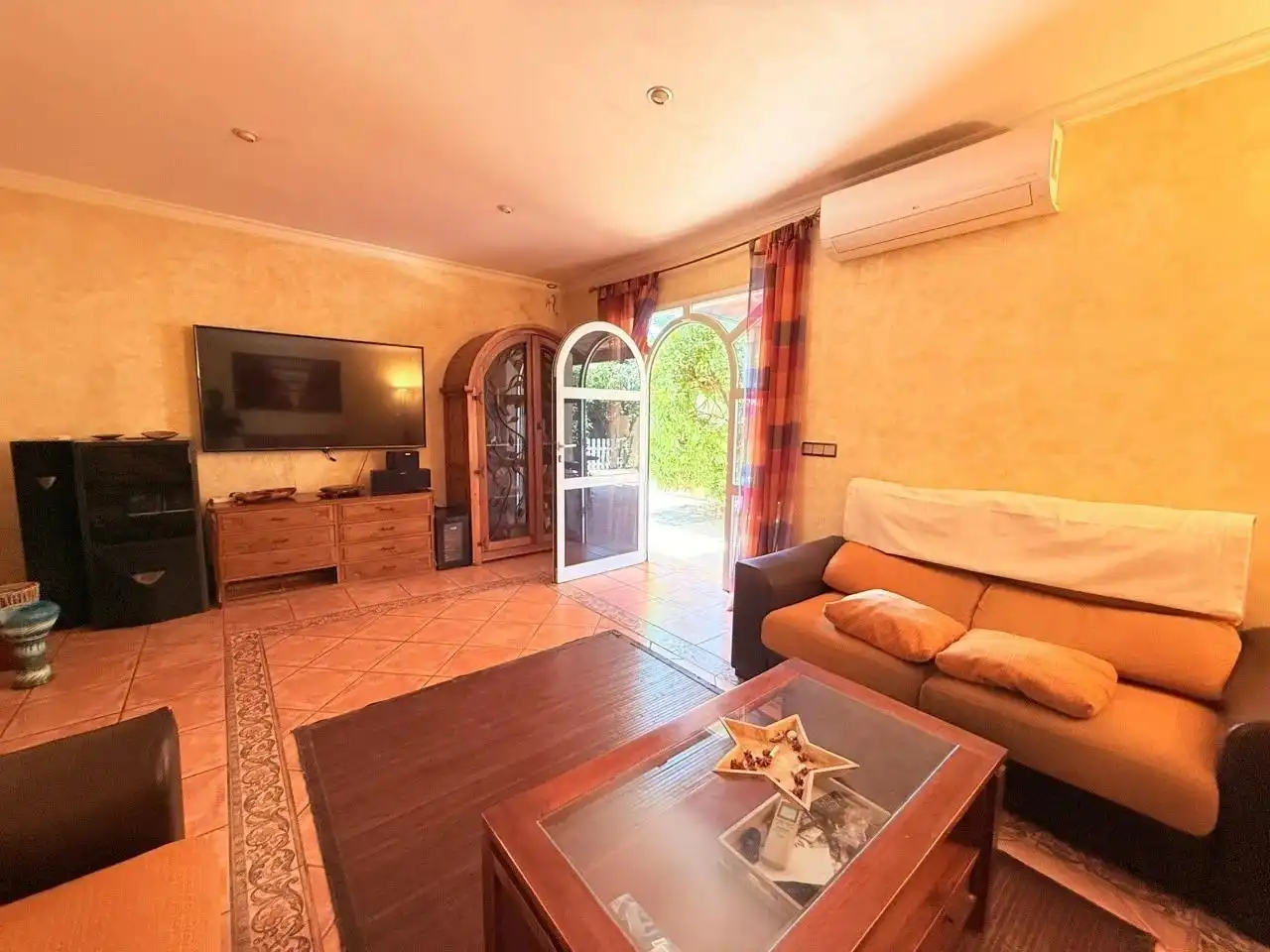 Sala d'estar de Casa o xalet en venda en L'Alfàs del Pi amb Aire condicionat, Calefacció i Jardí privat
