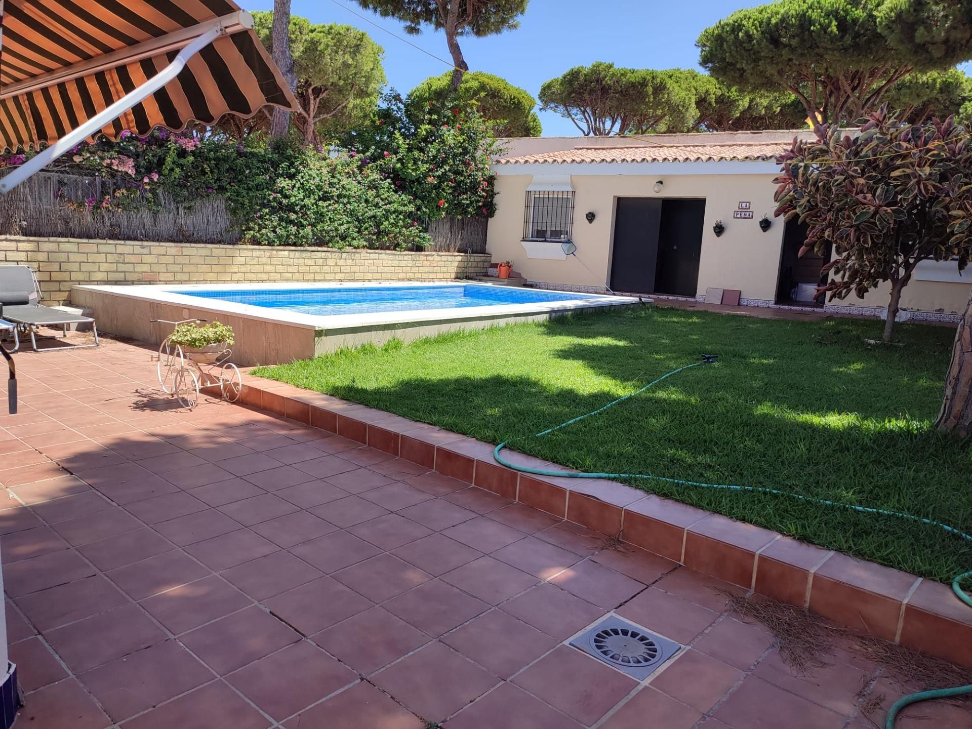 Piscina de Casa o xalet en venda en Chiclana de la Frontera amb Calefacció, Jardí privat i Piscina comunitària