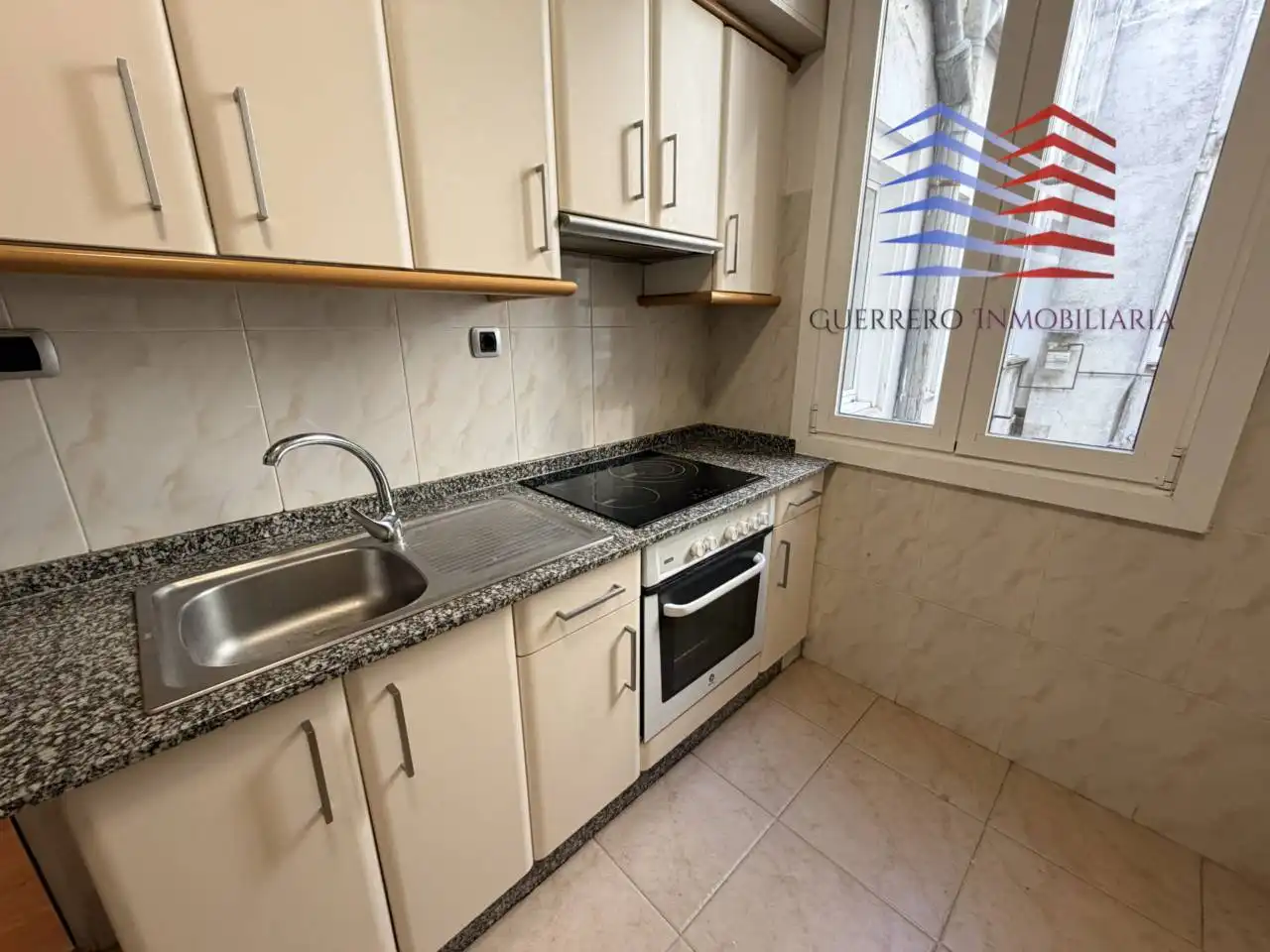 Cuina de Apartament de lloguer en O Carballiño   amb Calefacció, Parquet i Moblat