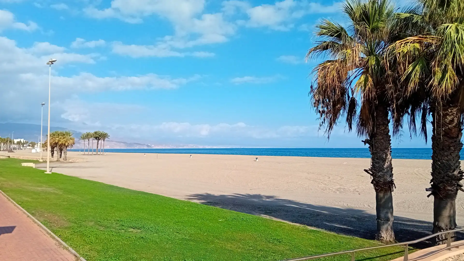 Vista exterior de Casa adosada en venta en Roquetas de Mar con Aire acondicionado, Jardín privado y Terraza