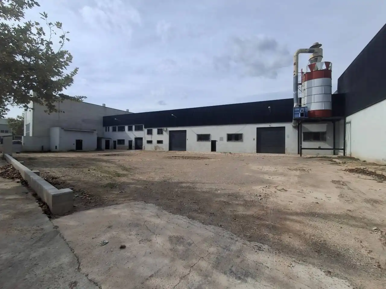 Vista exterior de Nave industrial de alquiler en Paiporta