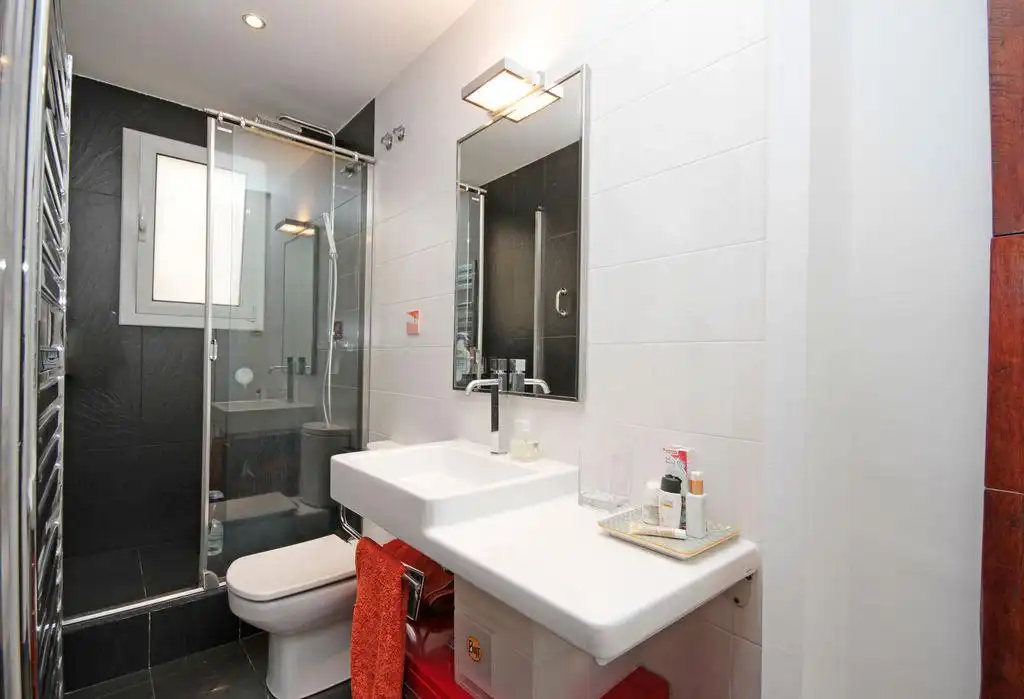Baño de Ático en venta en Barcelona con Aire acondicionado, Calefacción y Parquet