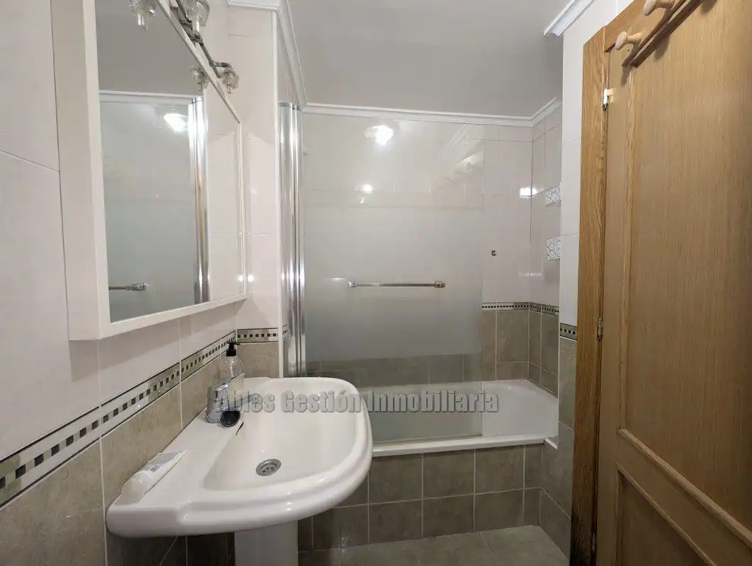 Baño de Piso de alquiler en Siero con Calefacción, Parquet y Trastero