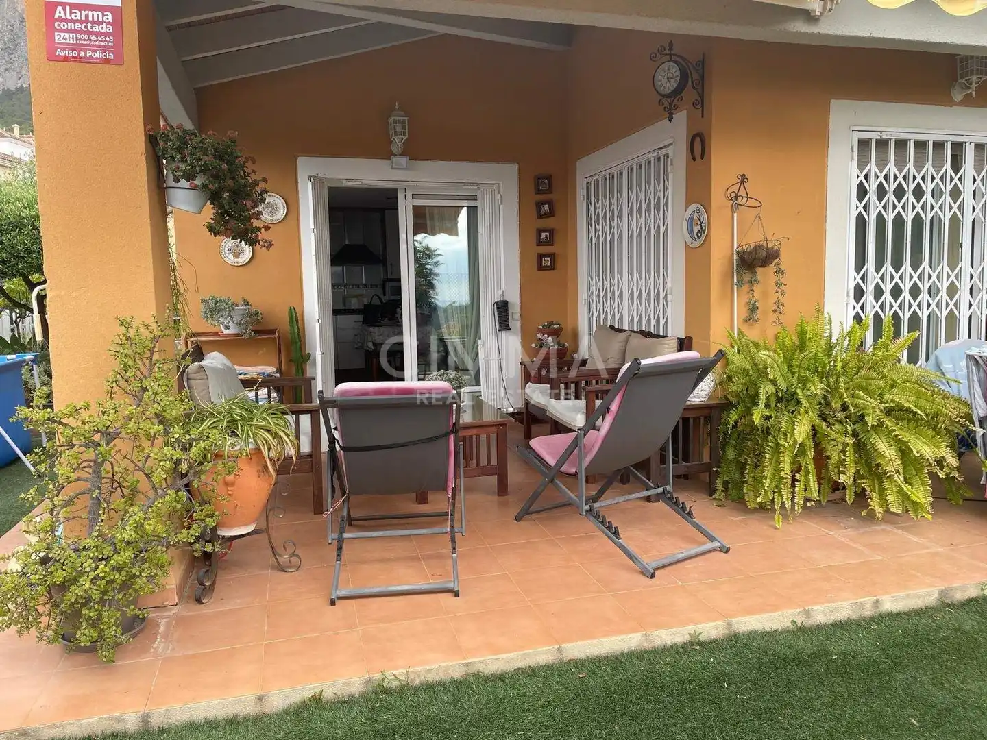 Terrasse von Einfamilien-Reihenhaus zum Verkauf in Polop mit Privatgarten und Gemeinschaftspool
