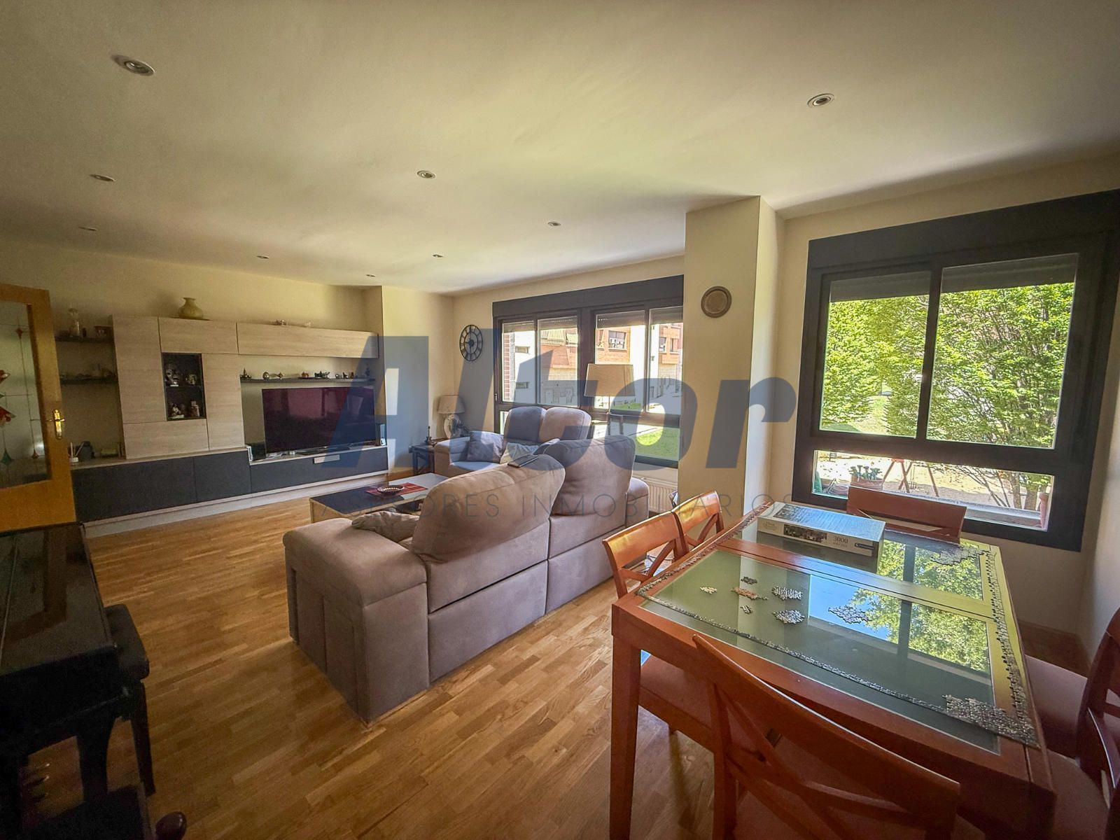 Living room of Flat for sale in  Madrid Capital  with Air Conditioner, Heating and Private garden