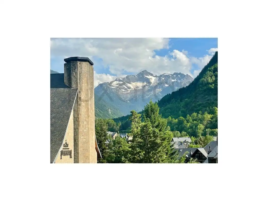 Exterior view of Apartments for sale in Naut Aran