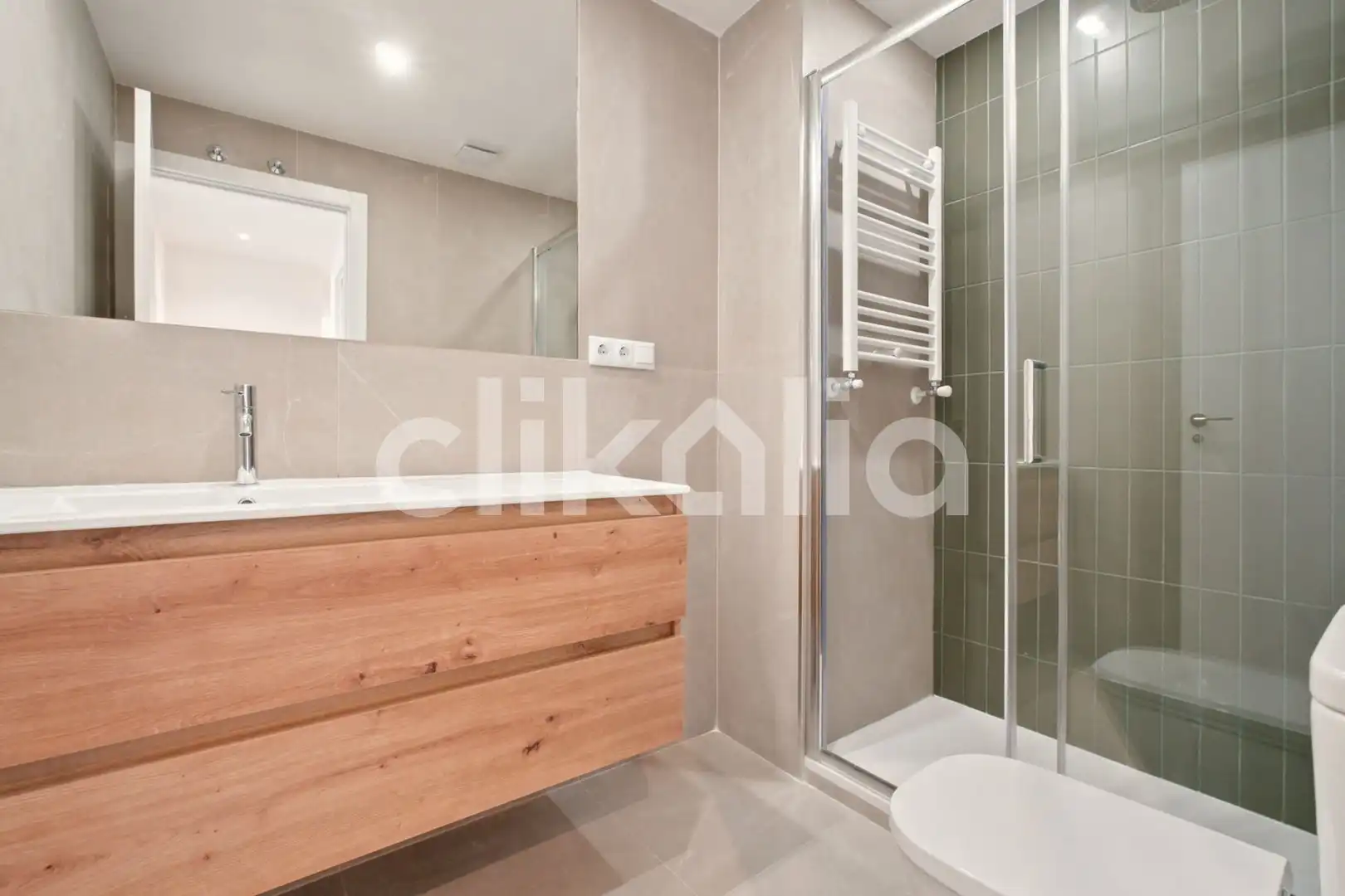 Baño de Piso en venta en Madrid con Aire acondicionado, Calefacción y Jardín privado