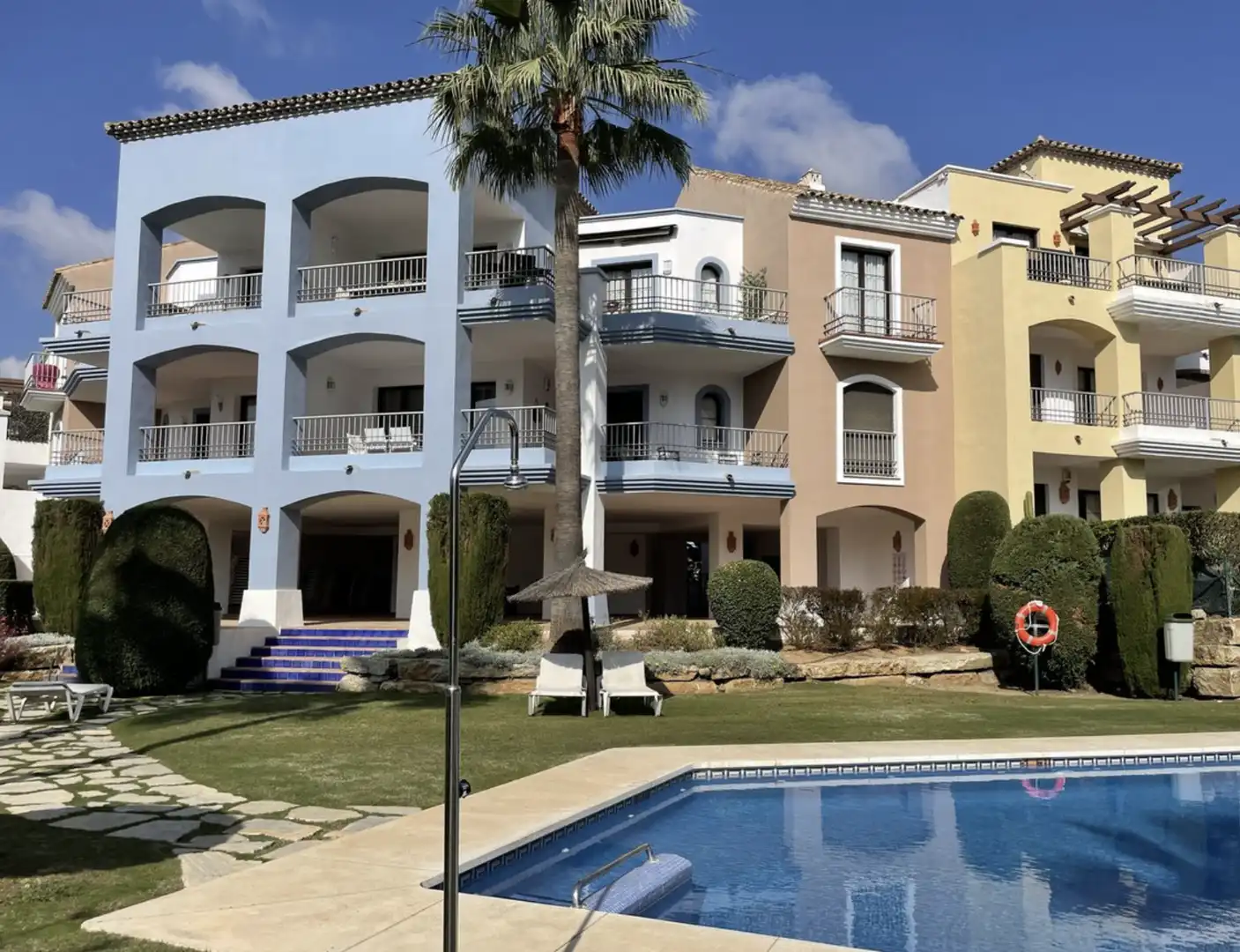 Vista exterior de Apartamento en venta en Benahavís con Aire acondicionado, Calefacción y Terraza