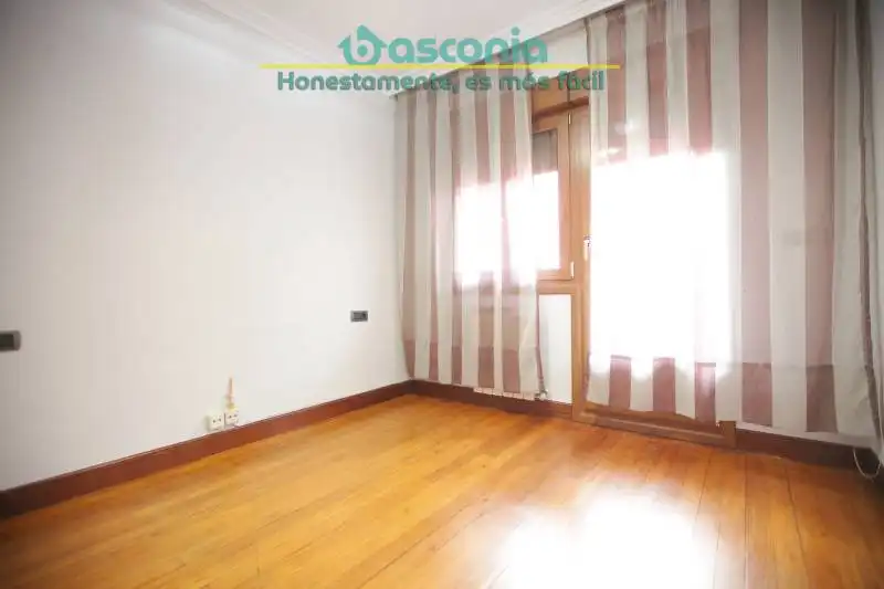 Bedroom of Flat for sale in Basauri   with Heating and Furnished