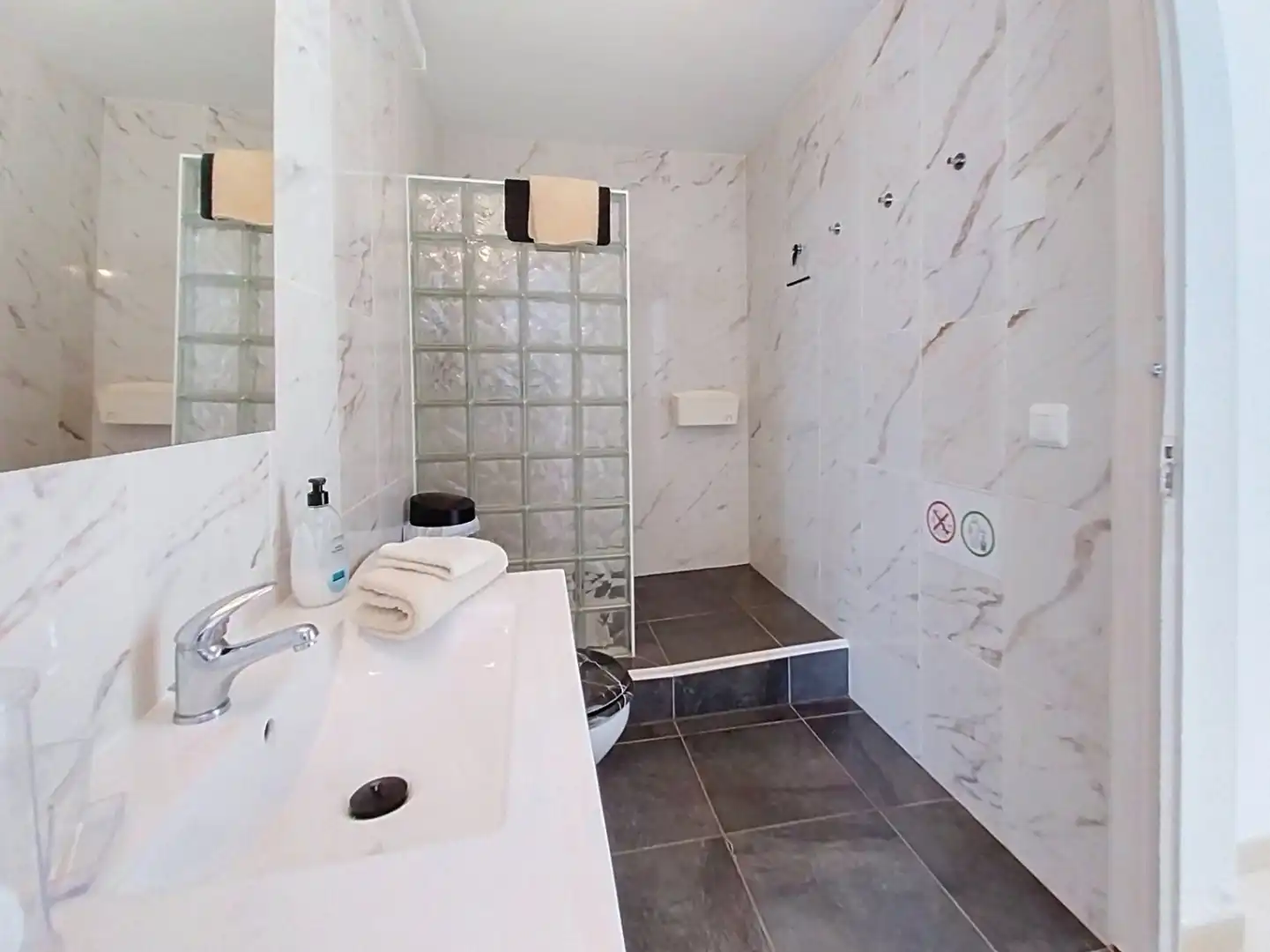 Bany de Casa o xalet en venda en La Nucia amb Aire condicionat, Jardí privat i Terrassa