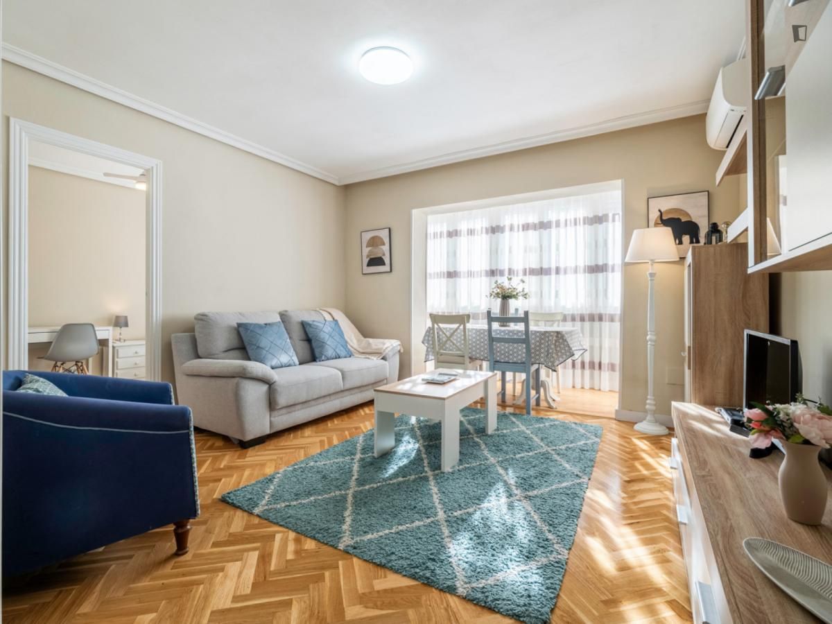 Sala d'estar de Apartament de lloguer en  Madrid Capital amb Aire condicionat, Moblat i Forn