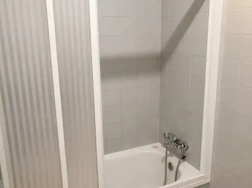 Badezimmer von Wohnung zur Miete in Sevilla mit Klimaanlage, Schwimmbad und Möbliert