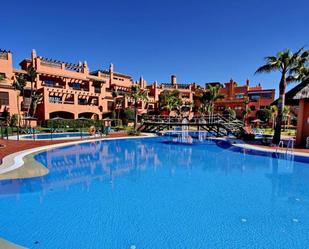 Vista exterior de Apartament en venda en Estepona amb Aire condicionat, Calefacció i Jardí privat
