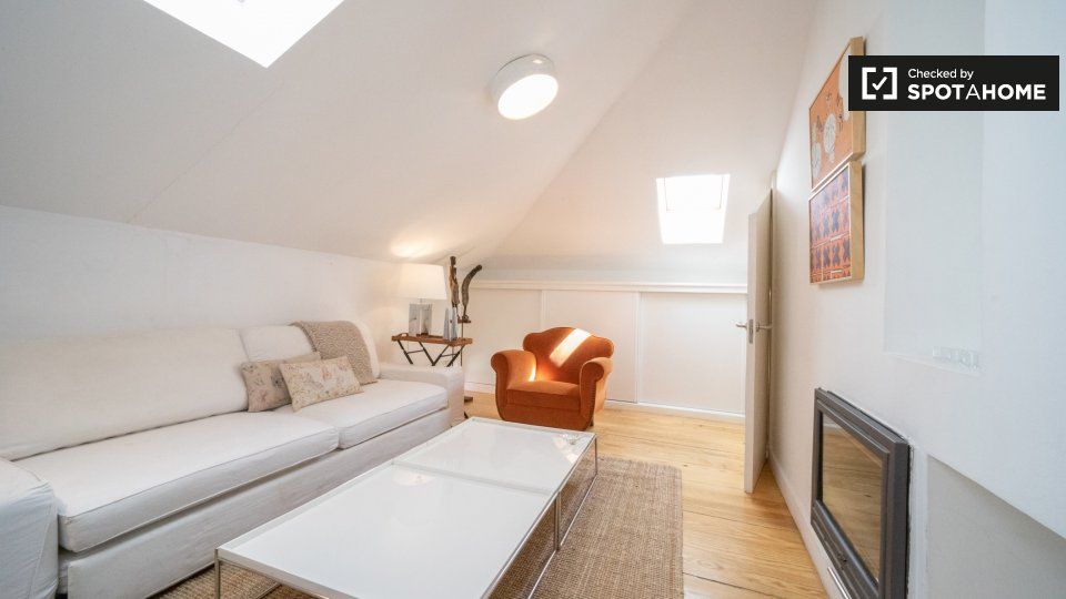 Living room of Flat to rent in  Madrid Capital  with Air Conditioner, Heating and Furnished