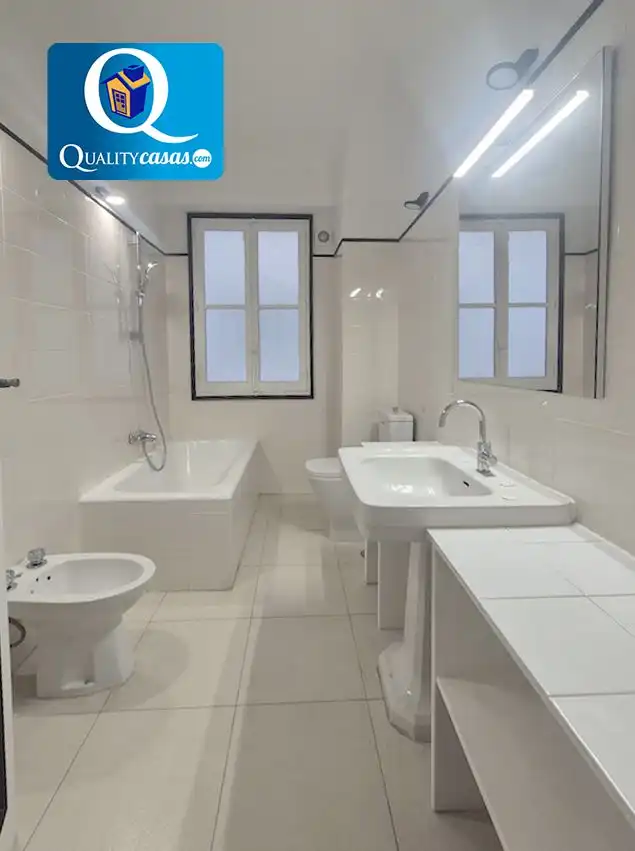 Baño de Piso de alquiler en Alicante / Alacant con Aire acondicionado