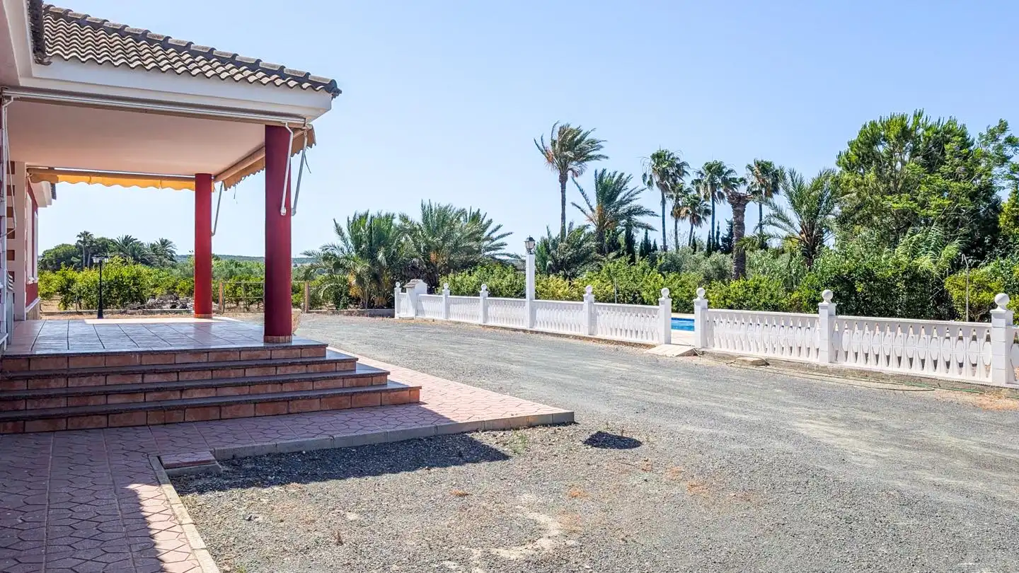 Vista exterior de Casa o xalet en venda en Elche / Elx amb Aire condicionat, Jardí privat i Terrassa