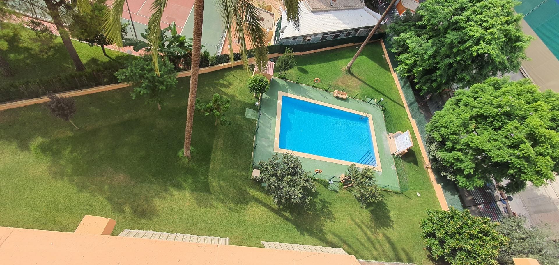 Piscina de Apartament en venda en Benidorm amb Aire condicionat, Jardí privat i Moblat