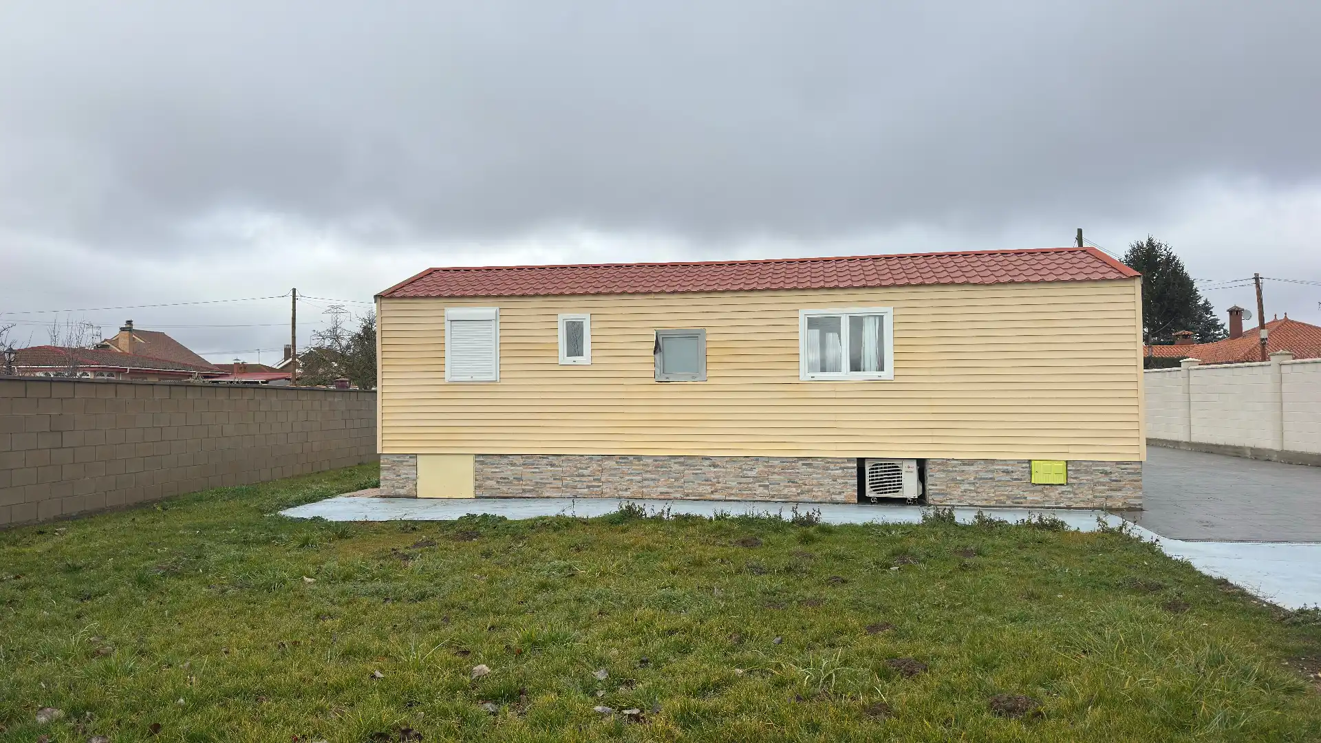 Vista exterior de Casa o xalet en venda en Santas Martas amb Aire condicionat, Calefacció i Jardí privat