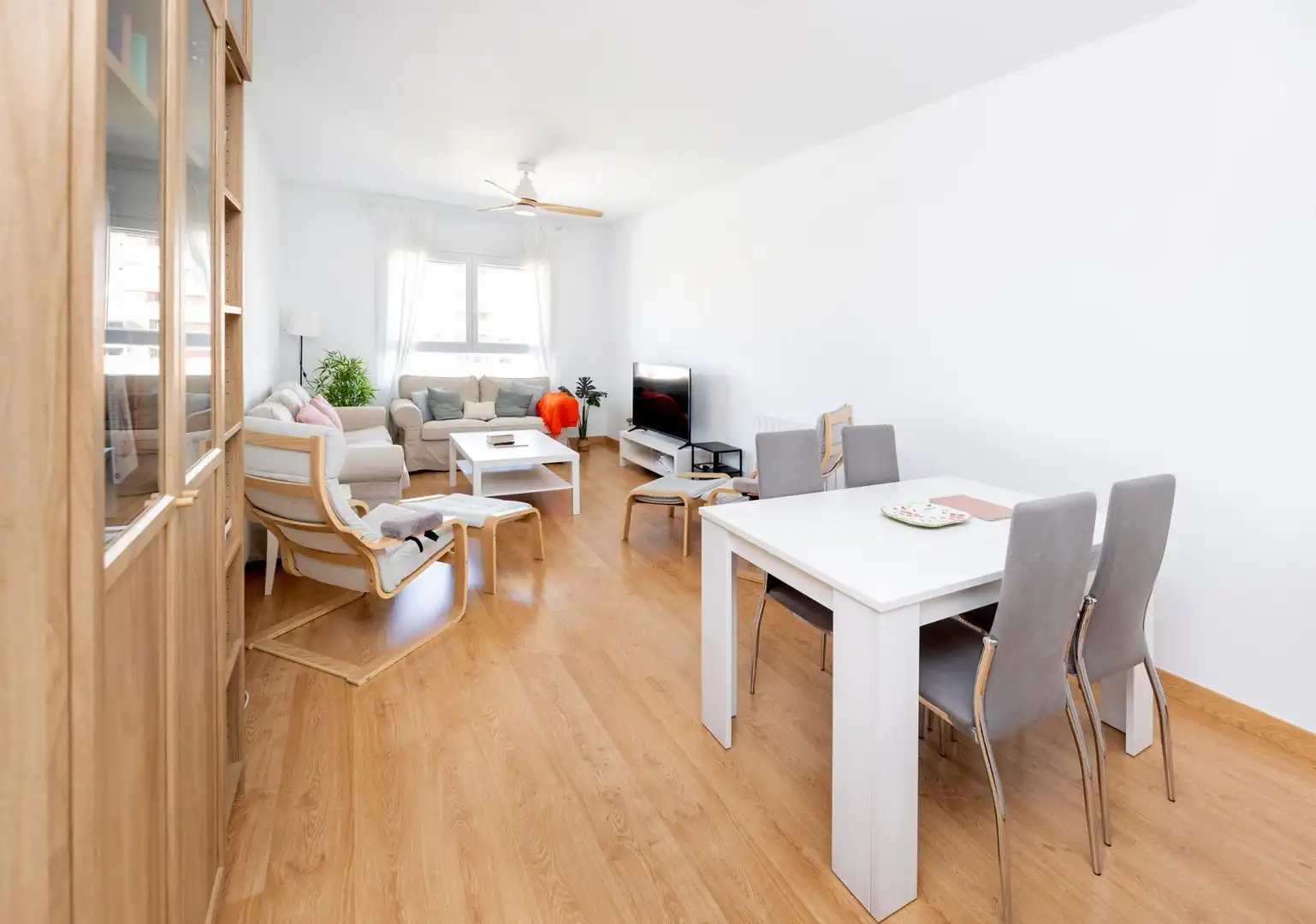 Living room of Flat for sale in Granada  with Air Conditioner, Heating and Community pool