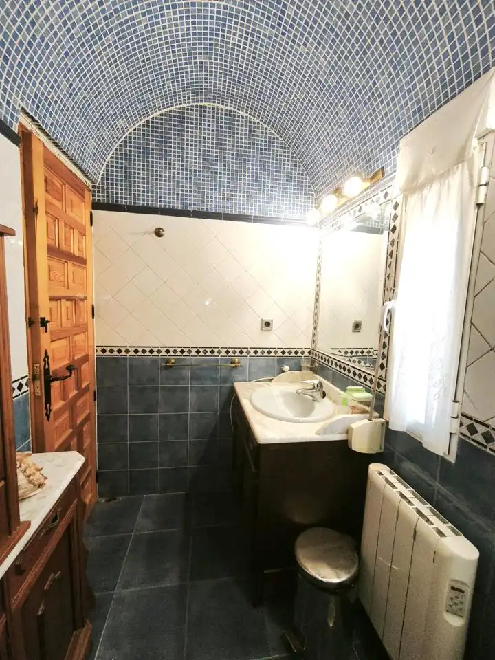 Bany de Casa o xalet en venda en Villa del Prado amb Aire condicionat, Calefacció i Jardí privat