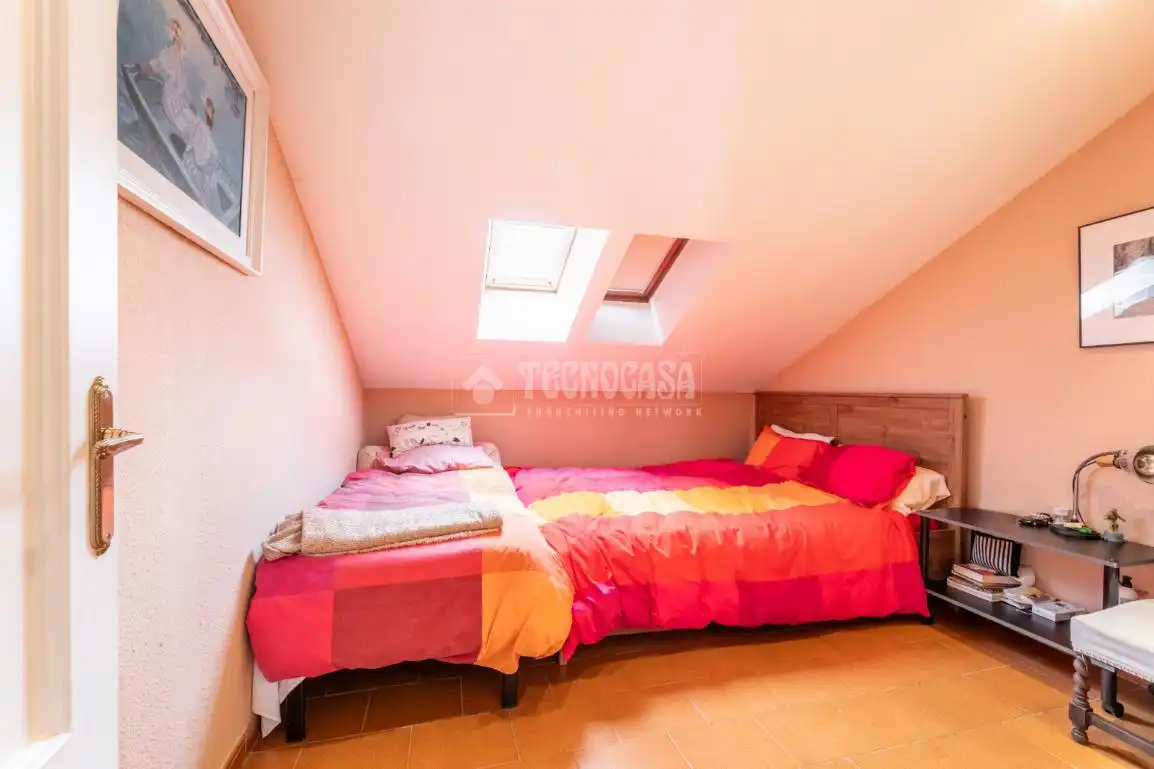 Habitación de Casa adosada en venta en Torrelodones con Calefacción, Jardín privado y Terraza