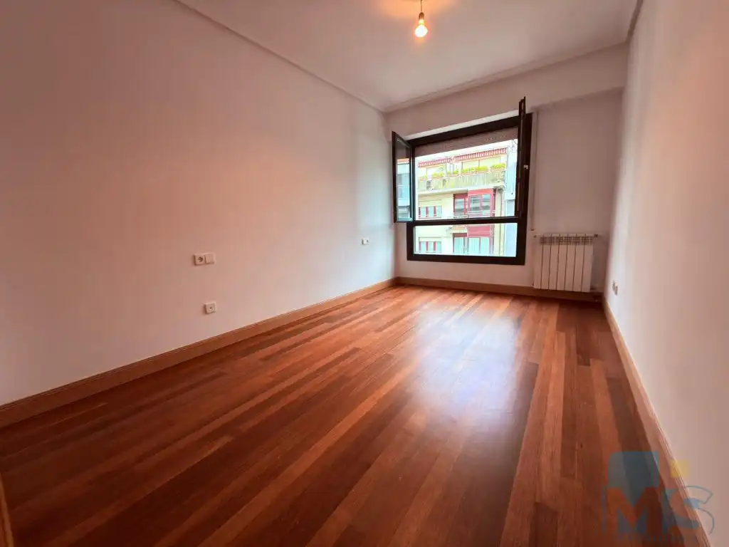 Habitación de Piso en venta en Donostia - San Sebastián  con Balcón