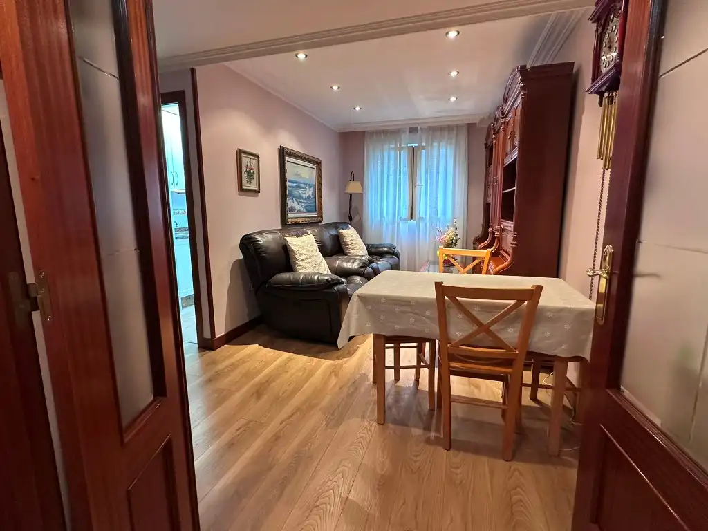 Sala de estar de Piso en venta en Gijón  con Calefacción, Parquet y Amueblado