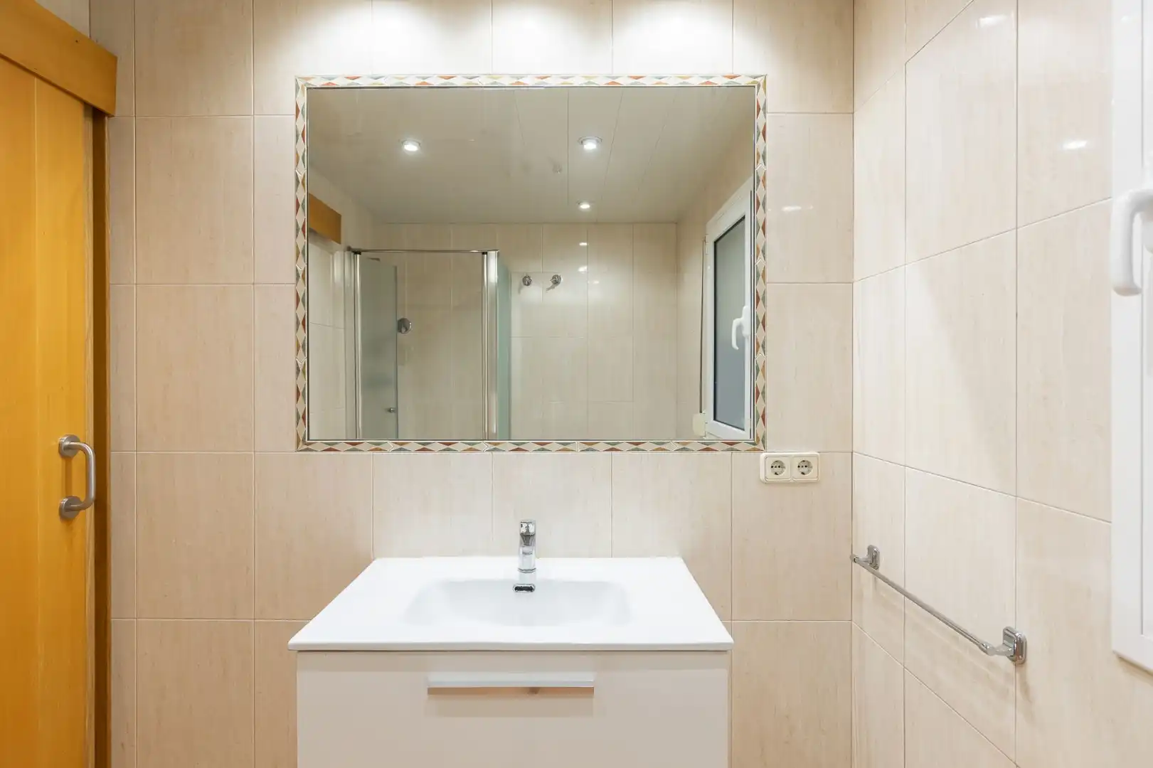Bathroom of Flat for sale in Badalona  with Air Conditioner