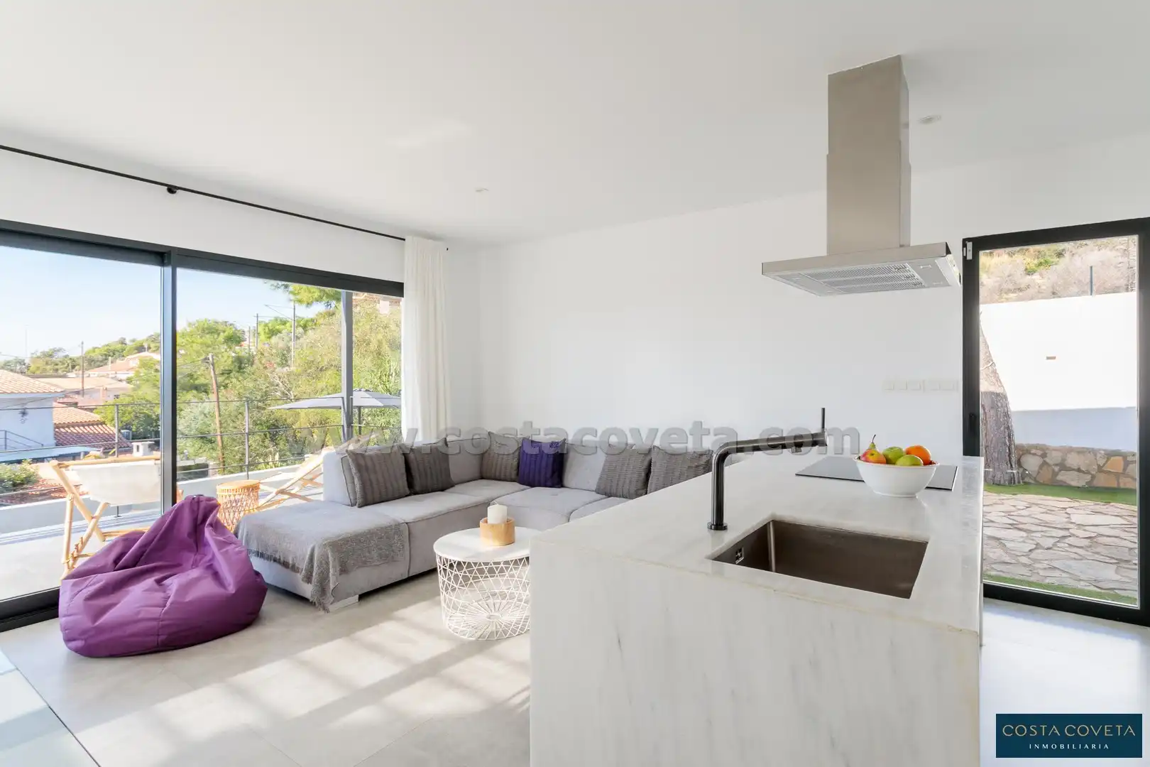 Sala d'estar de Casa o xalet en venda en El Campello amb Aire condicionat, Jardí privat i Terrassa