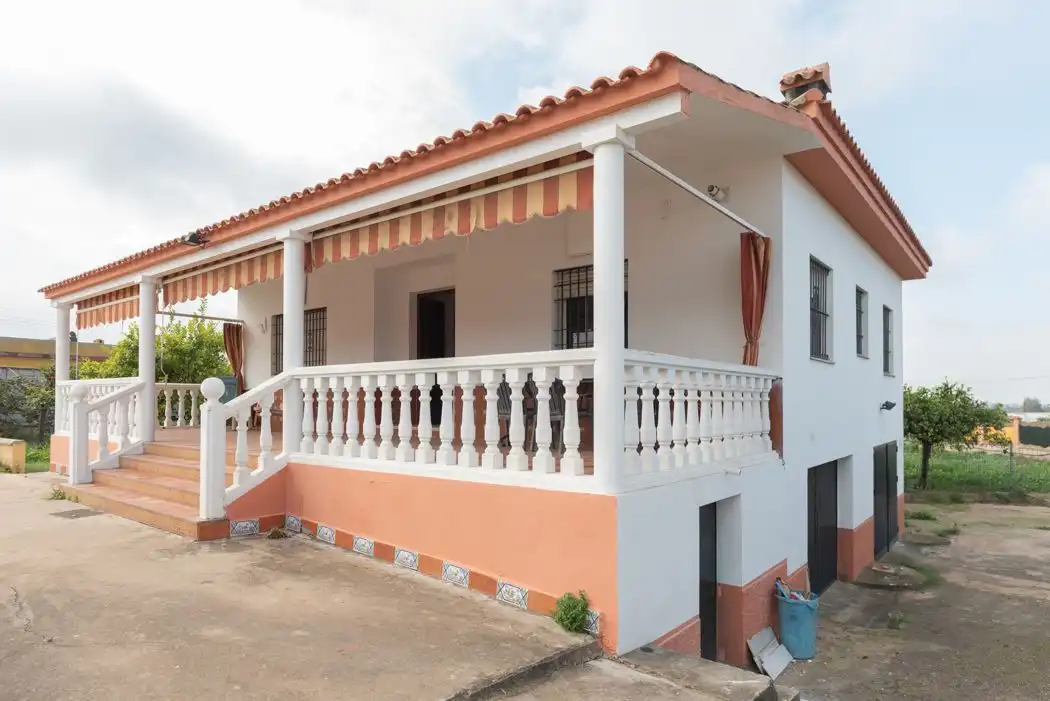 Vista exterior de Casa o chalet en venta en Alcalá de Guadaira con Piscina