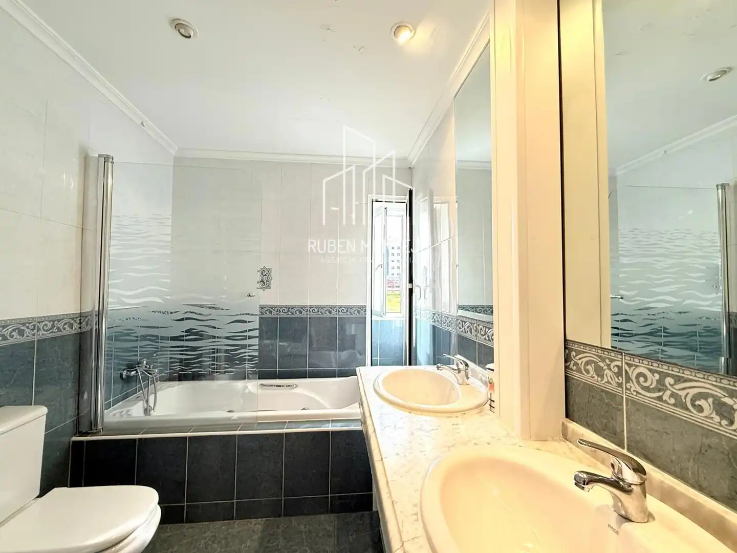 Bathroom of Flat for sale in Salamanca  with Heating, Oven and Washing machine