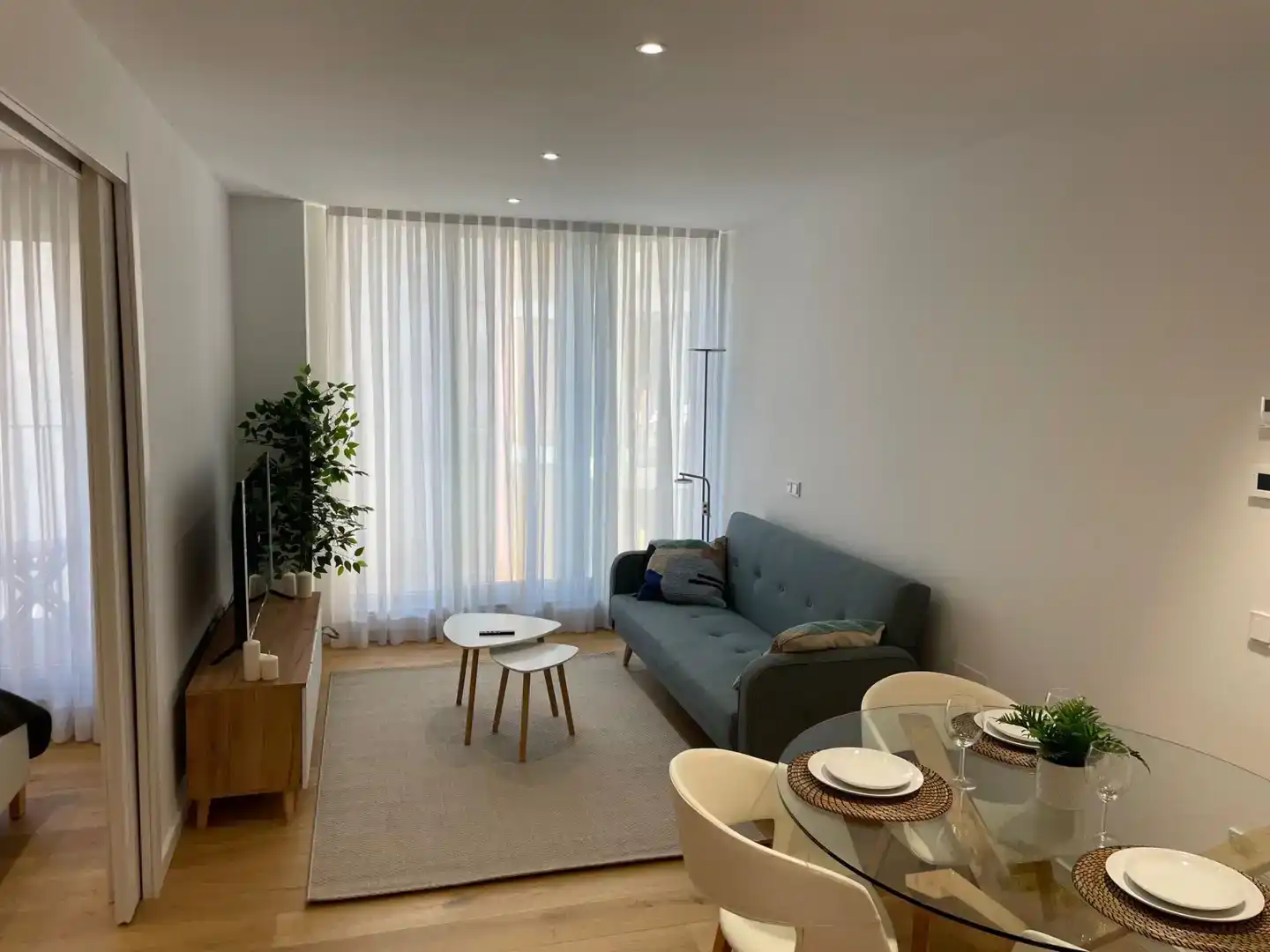 Wohnzimmer von Wohnung zur Miete in Madrid mit Klimaanlage, Privatgarten und Parkett
