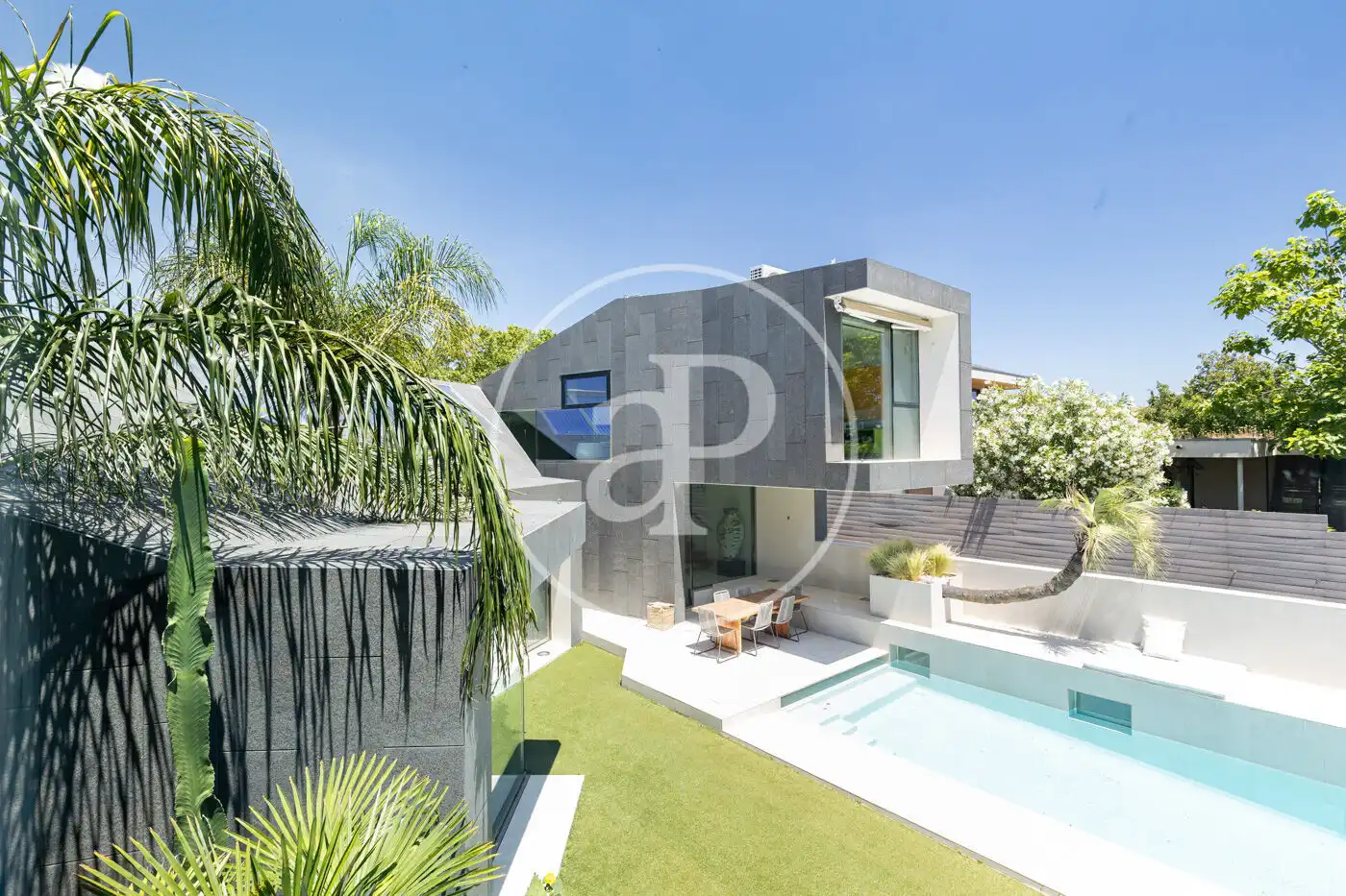 Vista exterior de Casa o xalet en venda en Sant Cugat del Vallès amb Aire condicionat, Calefacció i Jardí privat