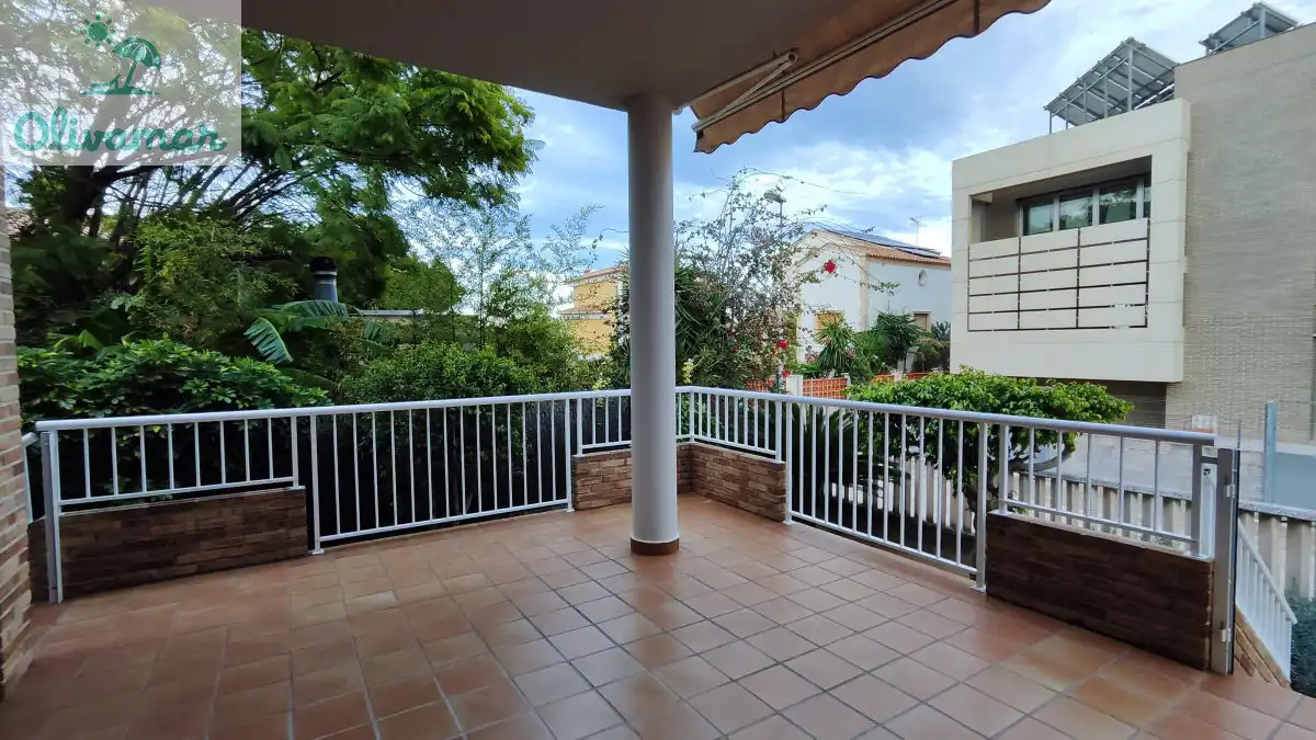 Terrassa de Casa o xalet en venda en Oliva amb Moblat