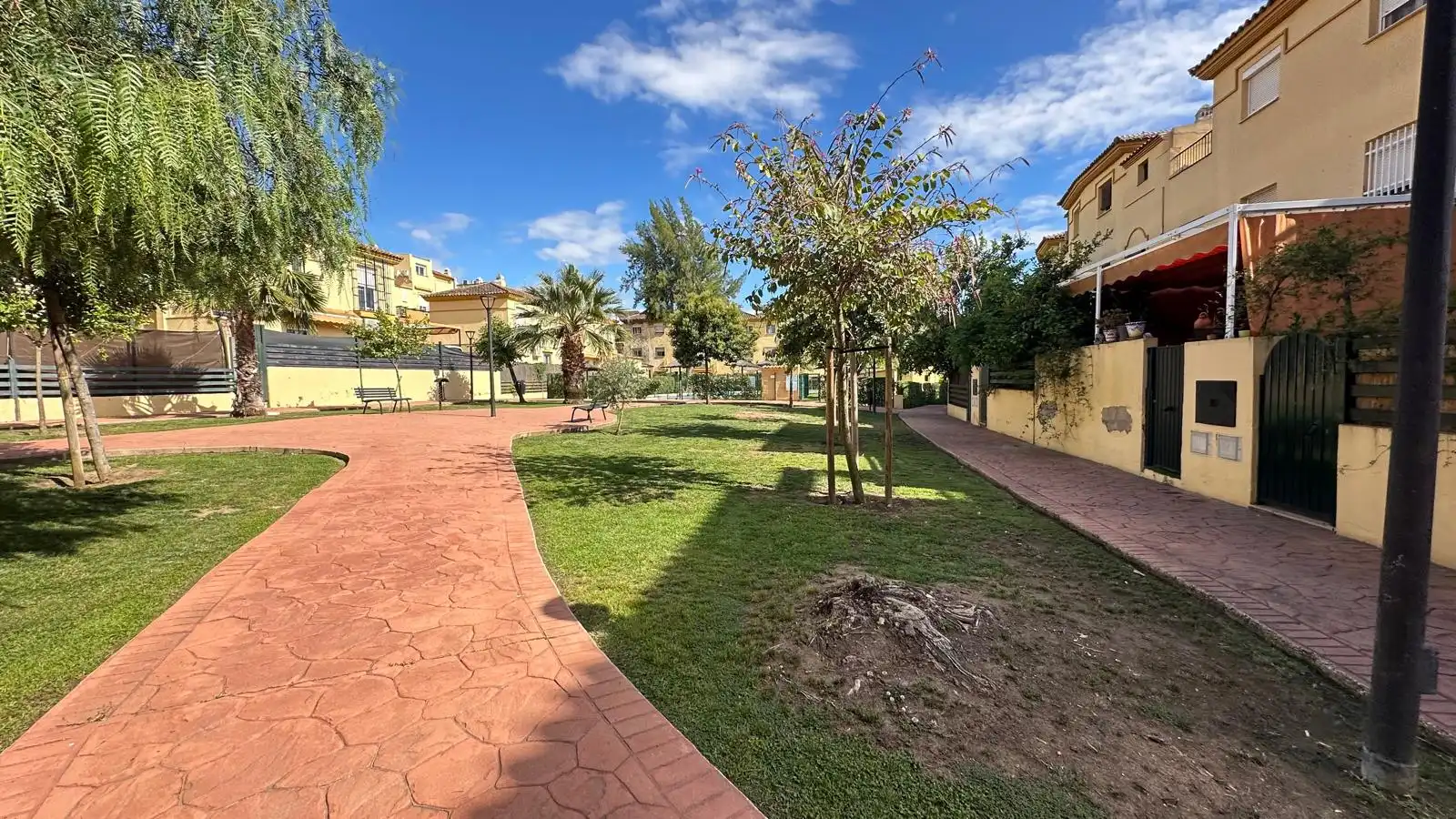 Vista exterior de Casa adosada en venda en Bormujos