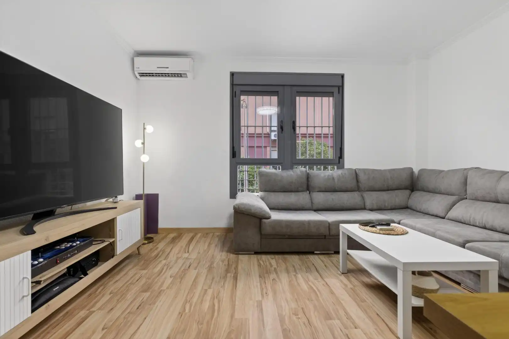 Sala de estar de Piso en venta en Sevilla con Aire acondicionado, Terraza y Piscina comunitaria
