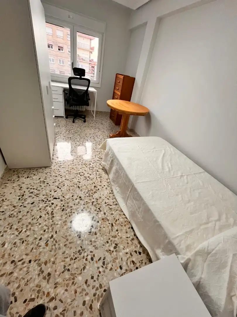 Dormitori de Pis de lloguer en Zaragoza amb Aire condicionat, Calefacció i Moblat