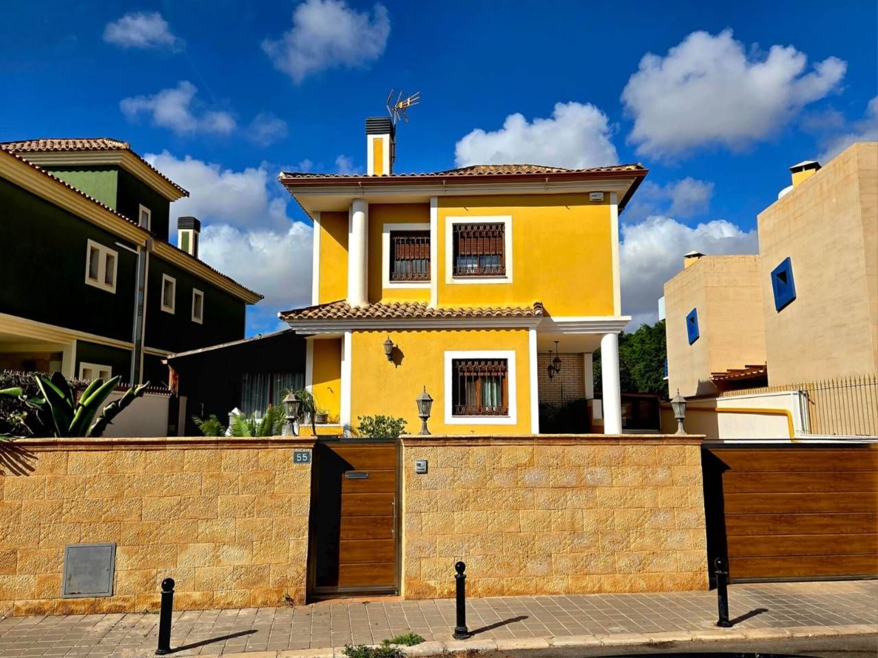 Vista exterior de Casa o xalet en venda en Alicante / Alacant amb Aire condicionat, Calefacció i Parquet