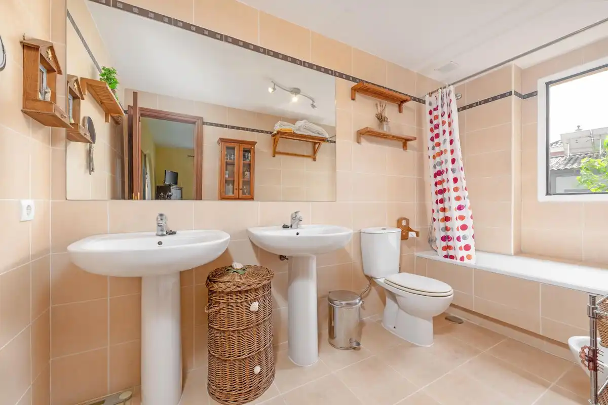 Baño de Casa adosada en venta en Espartinas con Calefacción y Amueblado