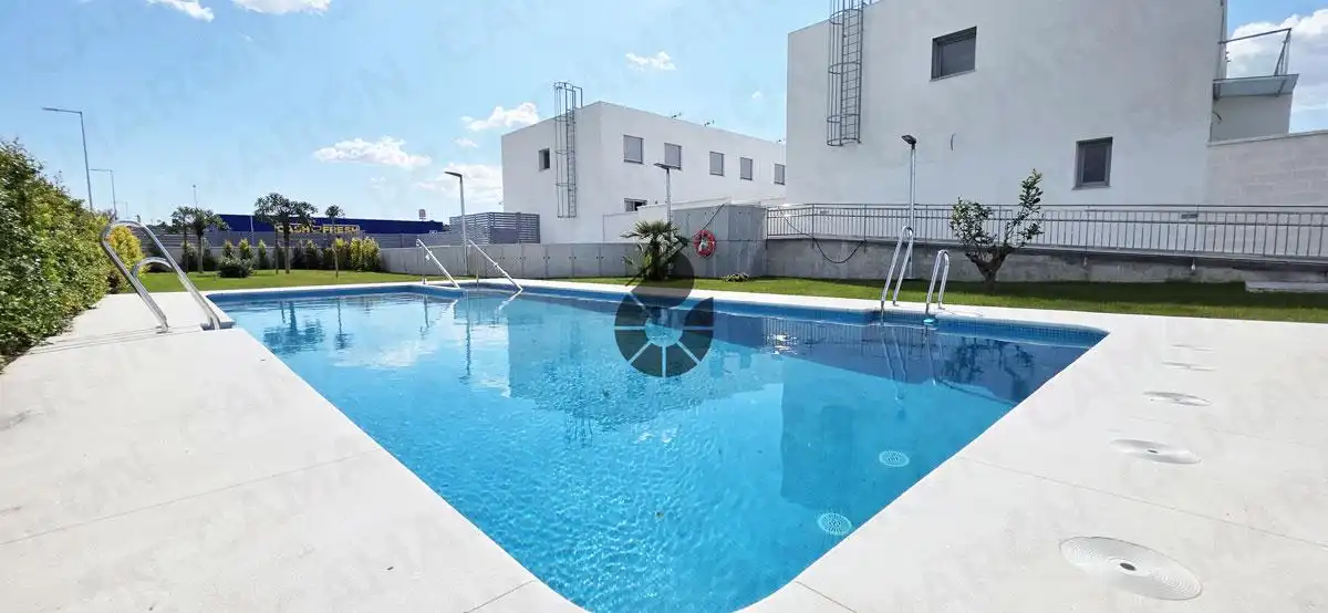 Piscina de Casa adosada en venda en Coria del Río amb Aire condicionat, Traster i Piscina comunitària