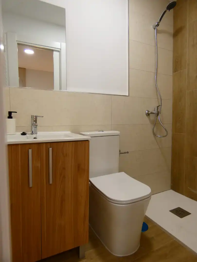 Baño de Piso para compartir en Ávila con Calefacción, Amueblado y Horno