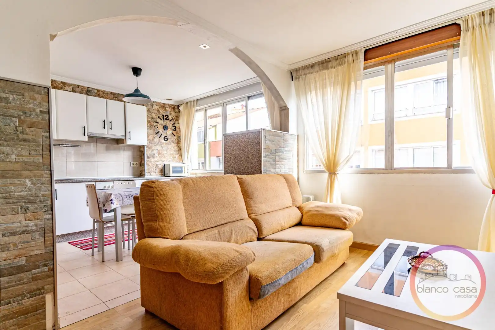 Sala de estar de Piso en venta en Carballo con Terraza, Trastero y Amueblado