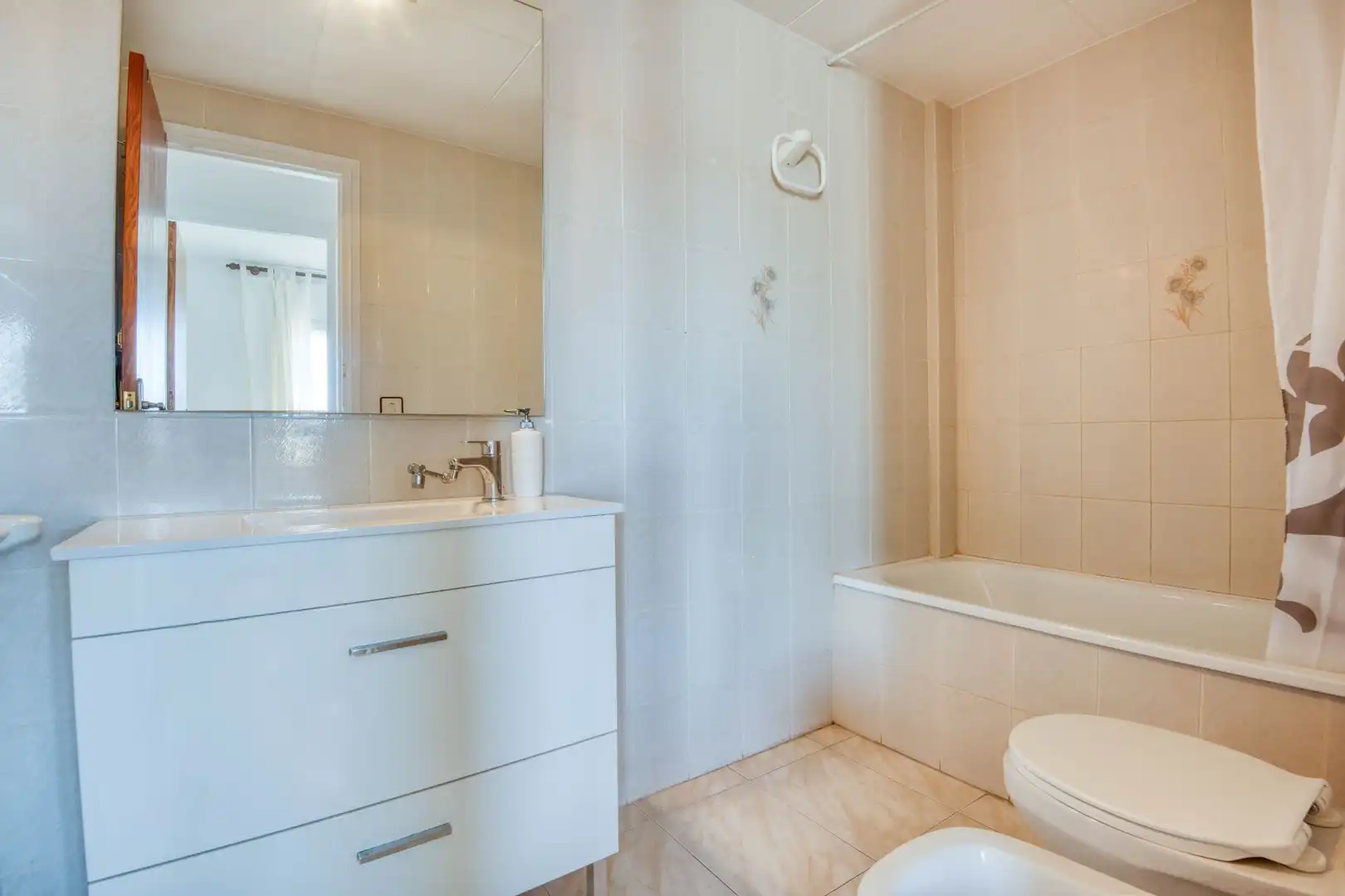 Baño de Apartamento en venta en L'Escala con Calefacción, Terraza y Amueblado