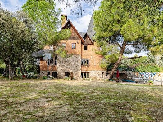 Vista exterior de Casa o xalet en venda en Villanueva de la Cañada amb Calefacció, Jardí privat i Parquet