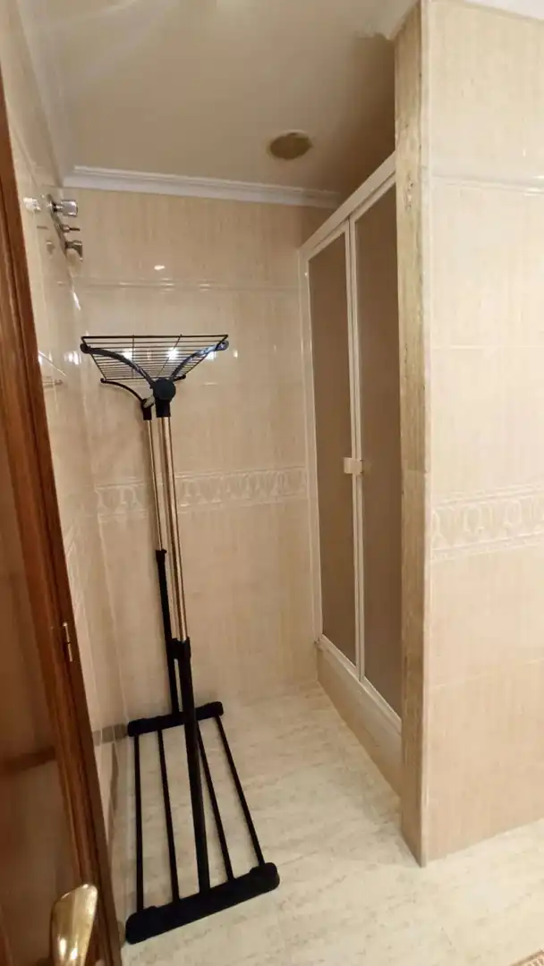 Bathroom of Flat for share in Patraix