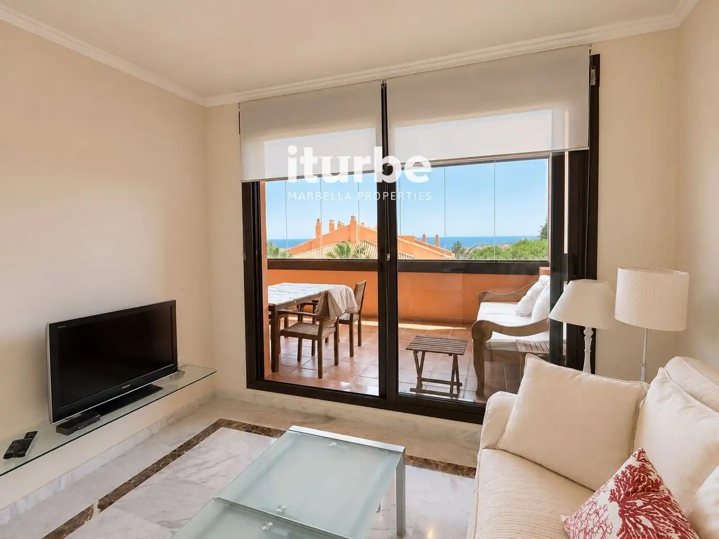Vista exterior de Piso de alquiler en Marbella con Aire acondicionado, Terraza y Piscina
