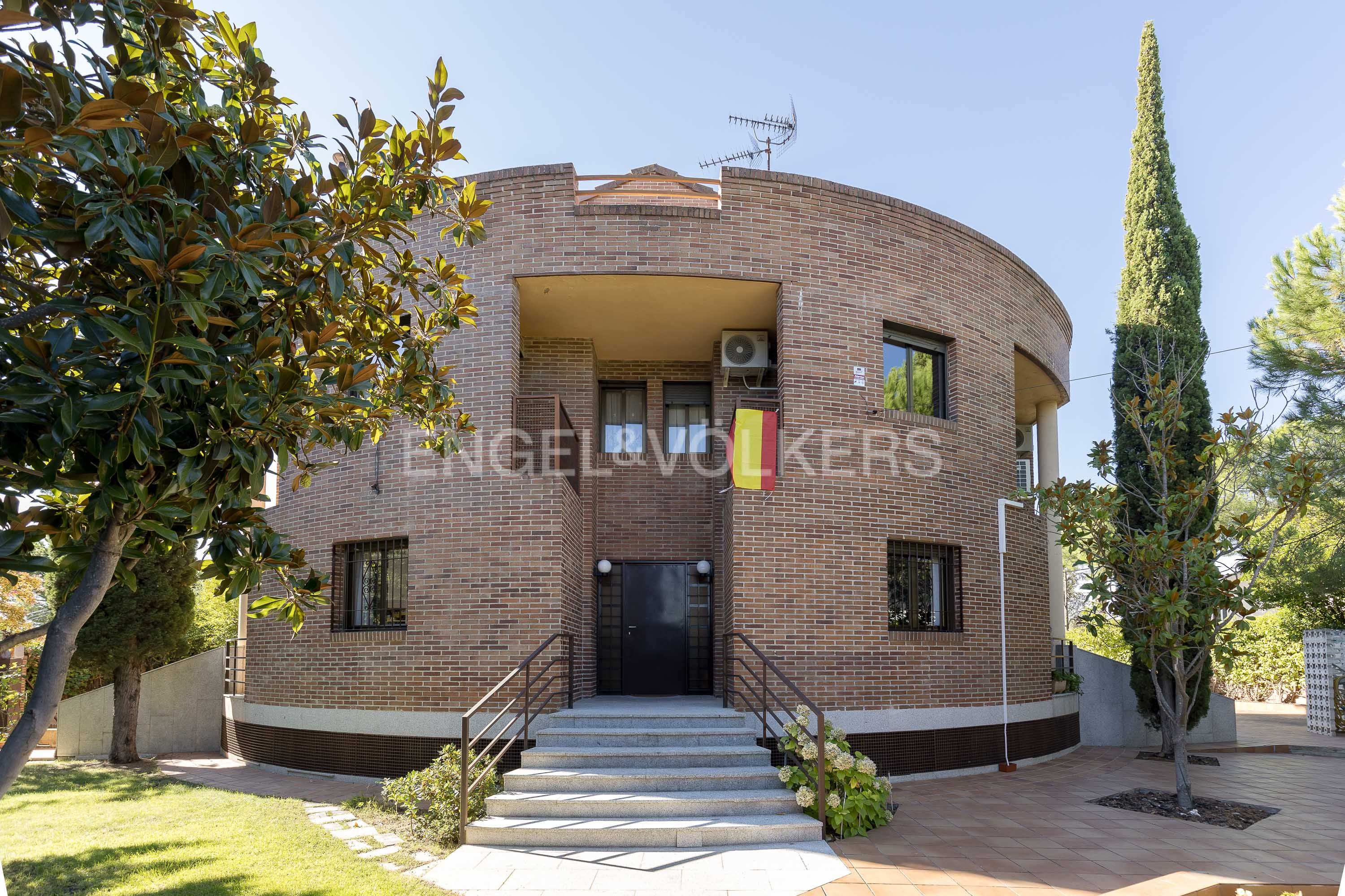 Vista exterior de Casa o xalet en venda en Majadahonda amb Aire condicionat, Calefacció i Jardí privat