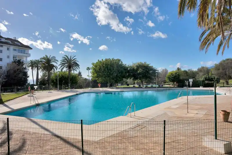 Schwimmbecken von Wohnungen zur Miete in Marbella mit Klimaanlage, Heizung und Privatgarten