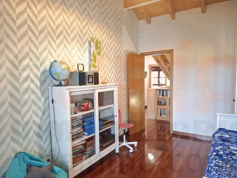 Sala de estar de Casa o chalet en venta en Sariego con Calefacción, Terraza y Trastero